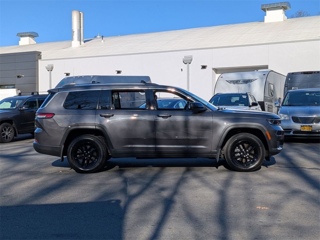 2023 Jeep Grand Cherokee Laredo photo 2