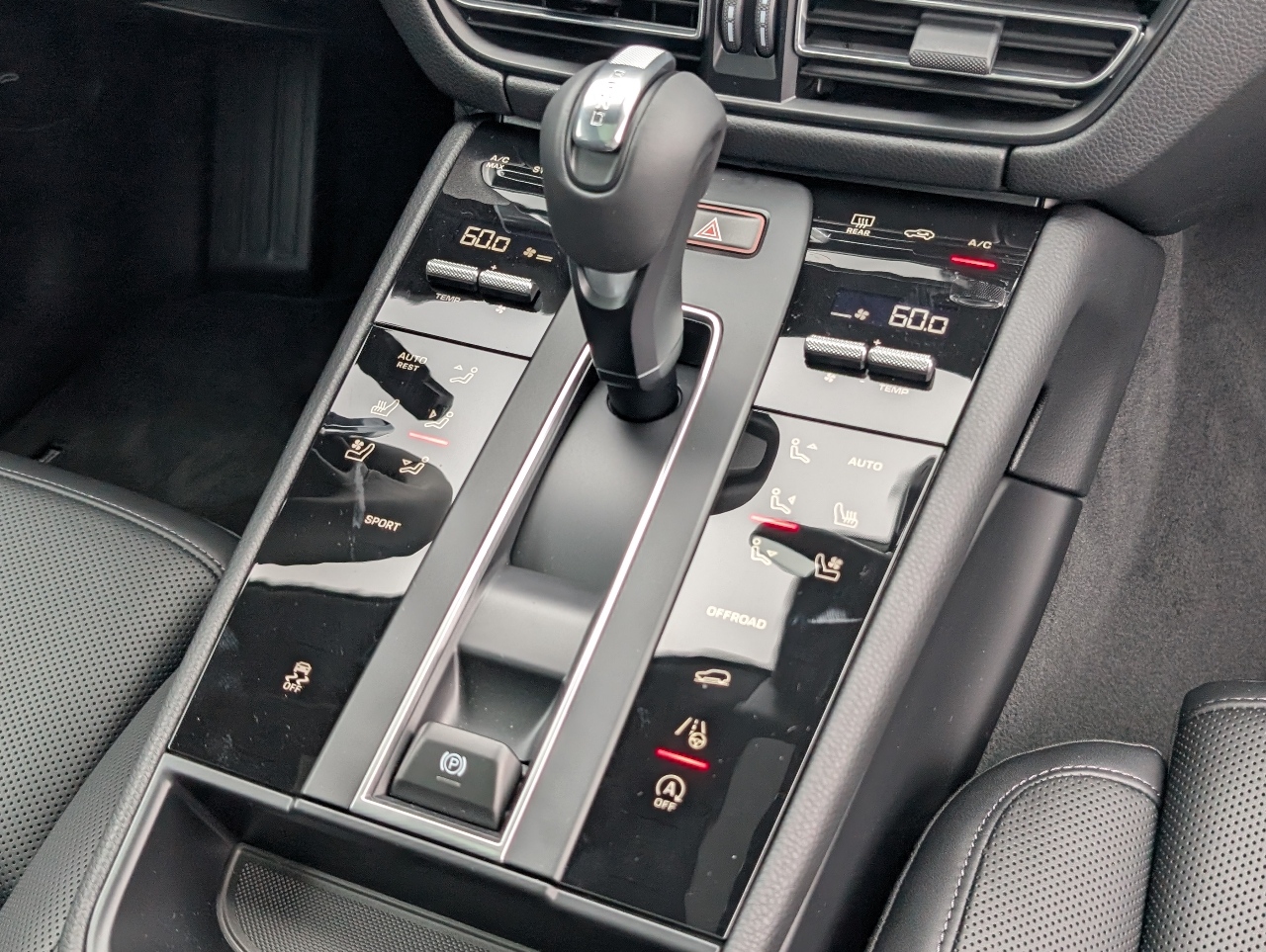 2025 Porsche Macan T photo 14
