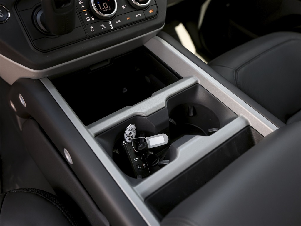 2026 Land Rover Defender 110 V8 photo 24