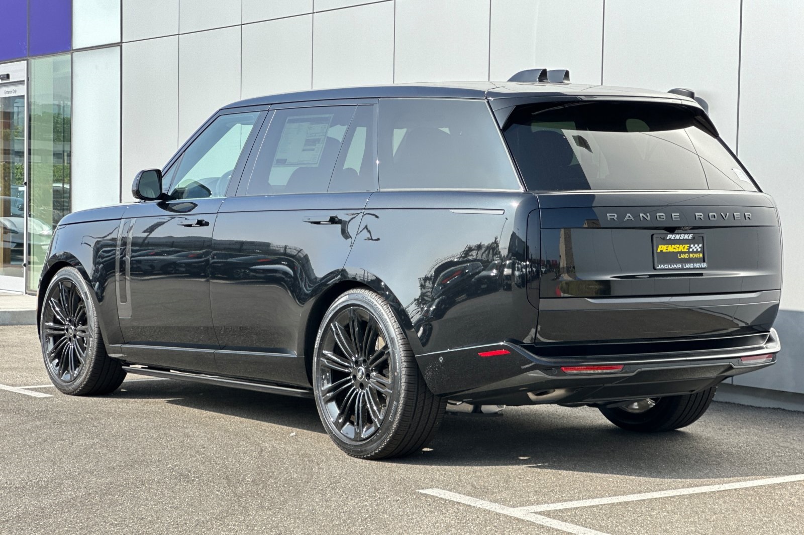 2025 Land Rover Range Rover SE photo 3