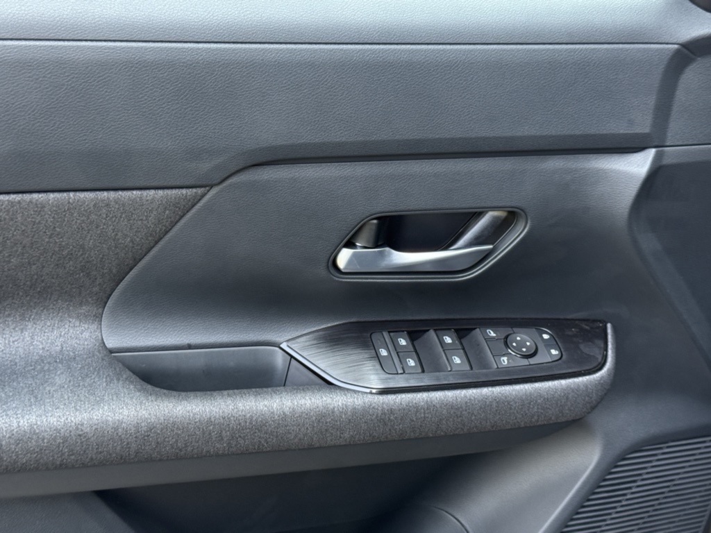 2025 Nissan Kicks SV photo 18