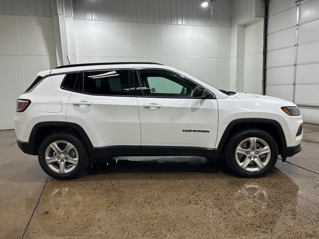 2024 Jeep Compass Latitude photo 3