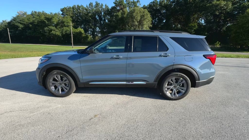 2025 Ford Explorer photo 5