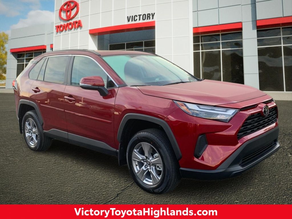 2025 Toyota RAV4 XLE's photo