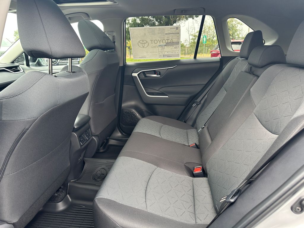 2025 Toyota RAV4 XLE photo 14
