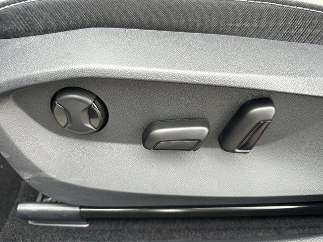 2025 Volkswagen Taos SE photo 4