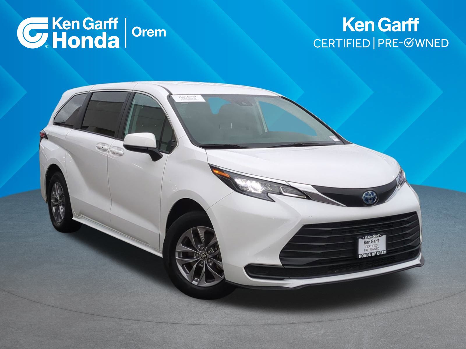 2024 Toyota Sienna LE's photo