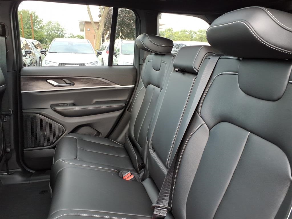 2025 Jeep Grand Cherokee Limited photo 11