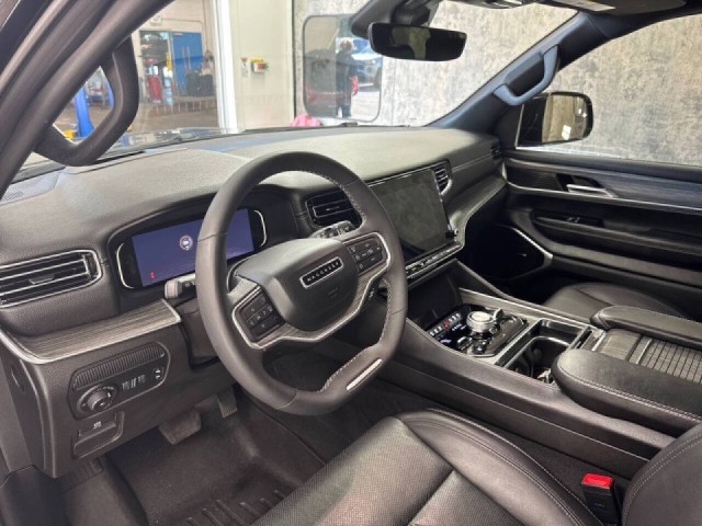 2023 Jeep Wagoneer L Series III photo 3