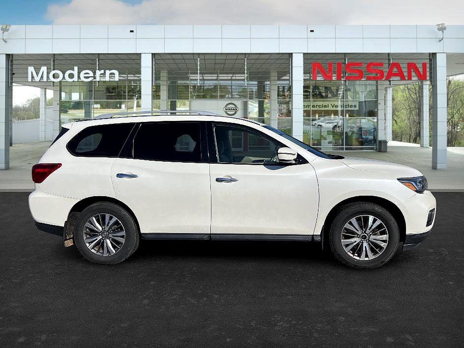 2017 Nissan Pathfinder SV photo 2