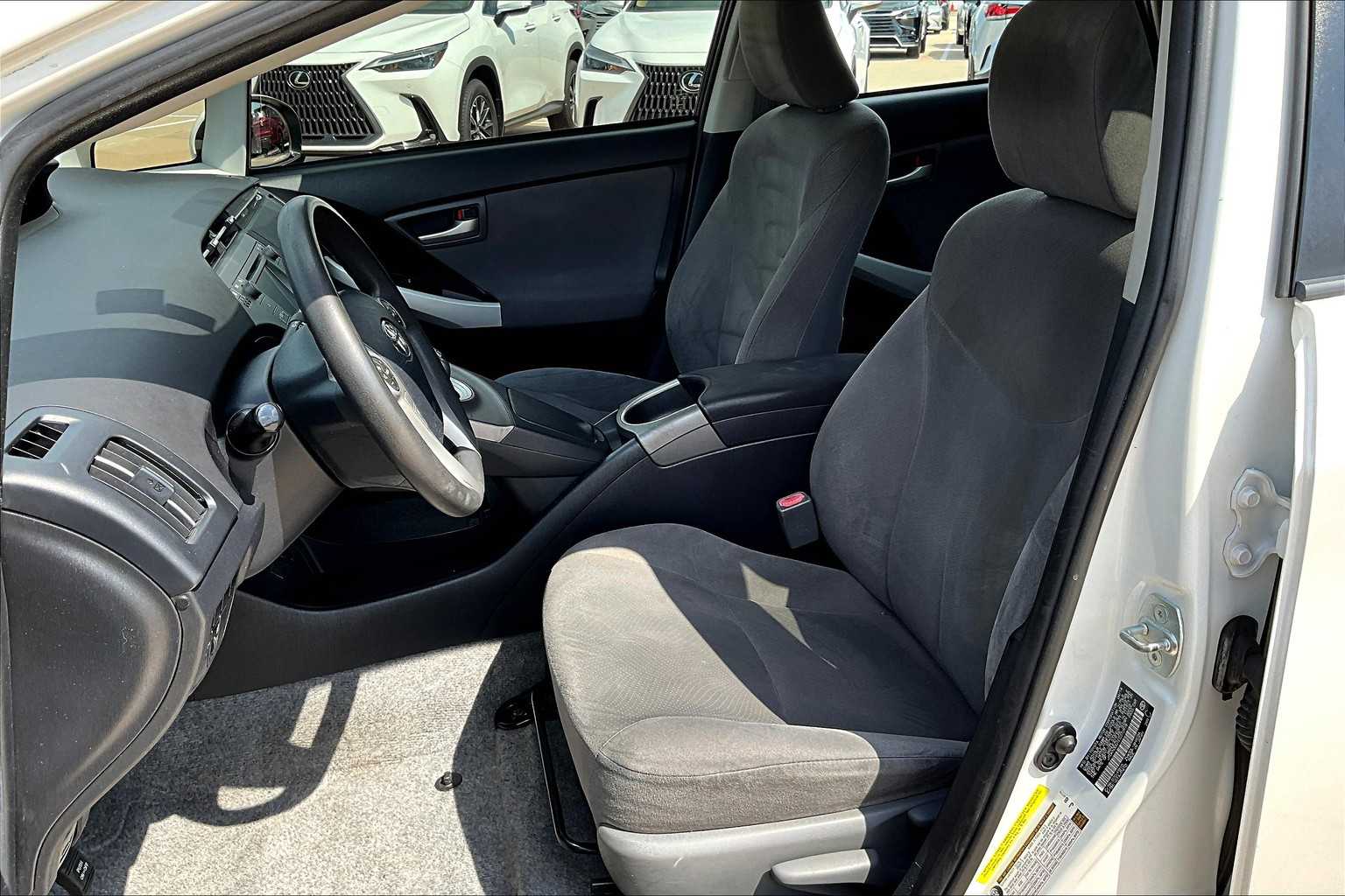 2014 Toyota Prius Two photo 7