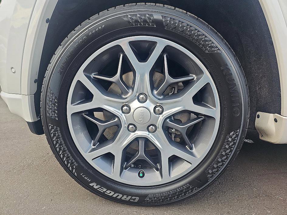 2019 Jeep Grand Cherokee Overland photo 23