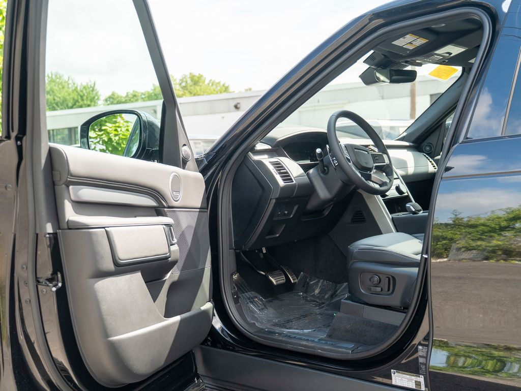 2025 Land Rover Discovery SE photo 10