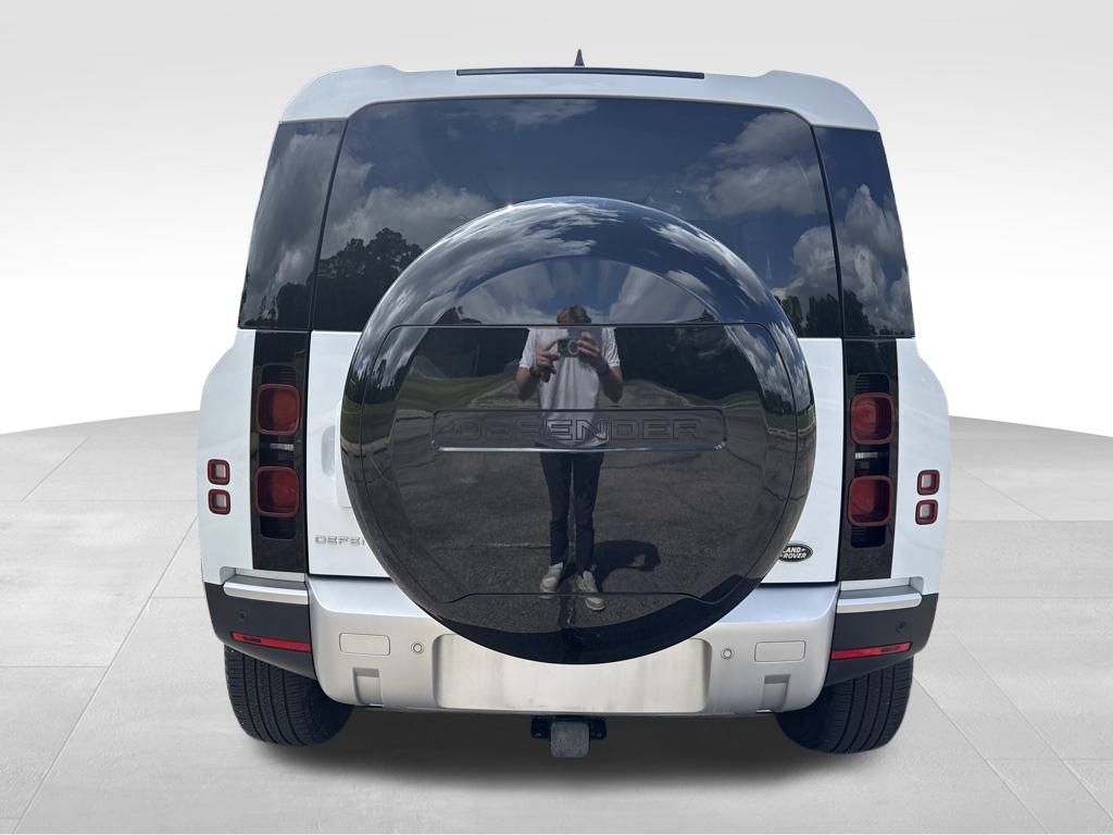 2023 Land Rover Defender 110 SE photo 4