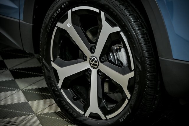 2025 Volkswagen Taos SEL photo 4
