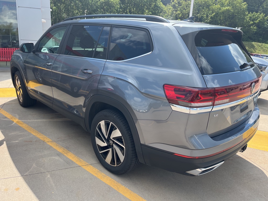 2025 Volkswagen Atlas SE Technology photo 2