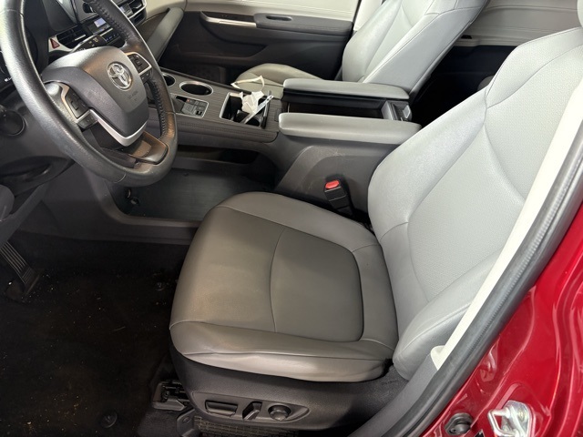 2023 Toyota Sienna XLE photo 9