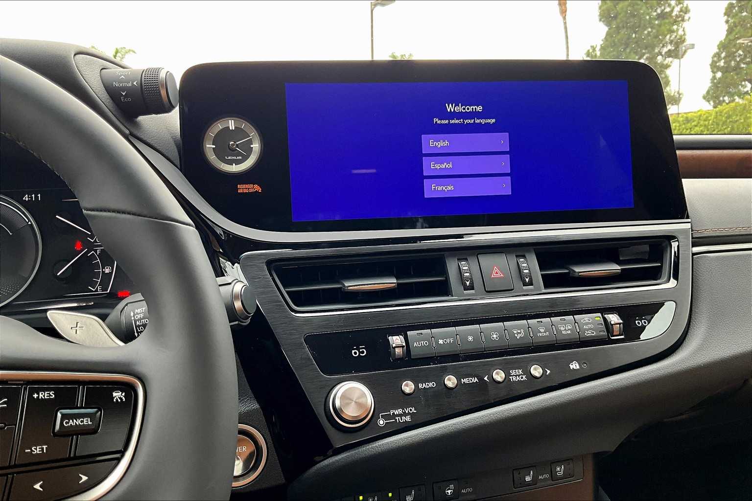2025 Lexus ES 300h photo 6