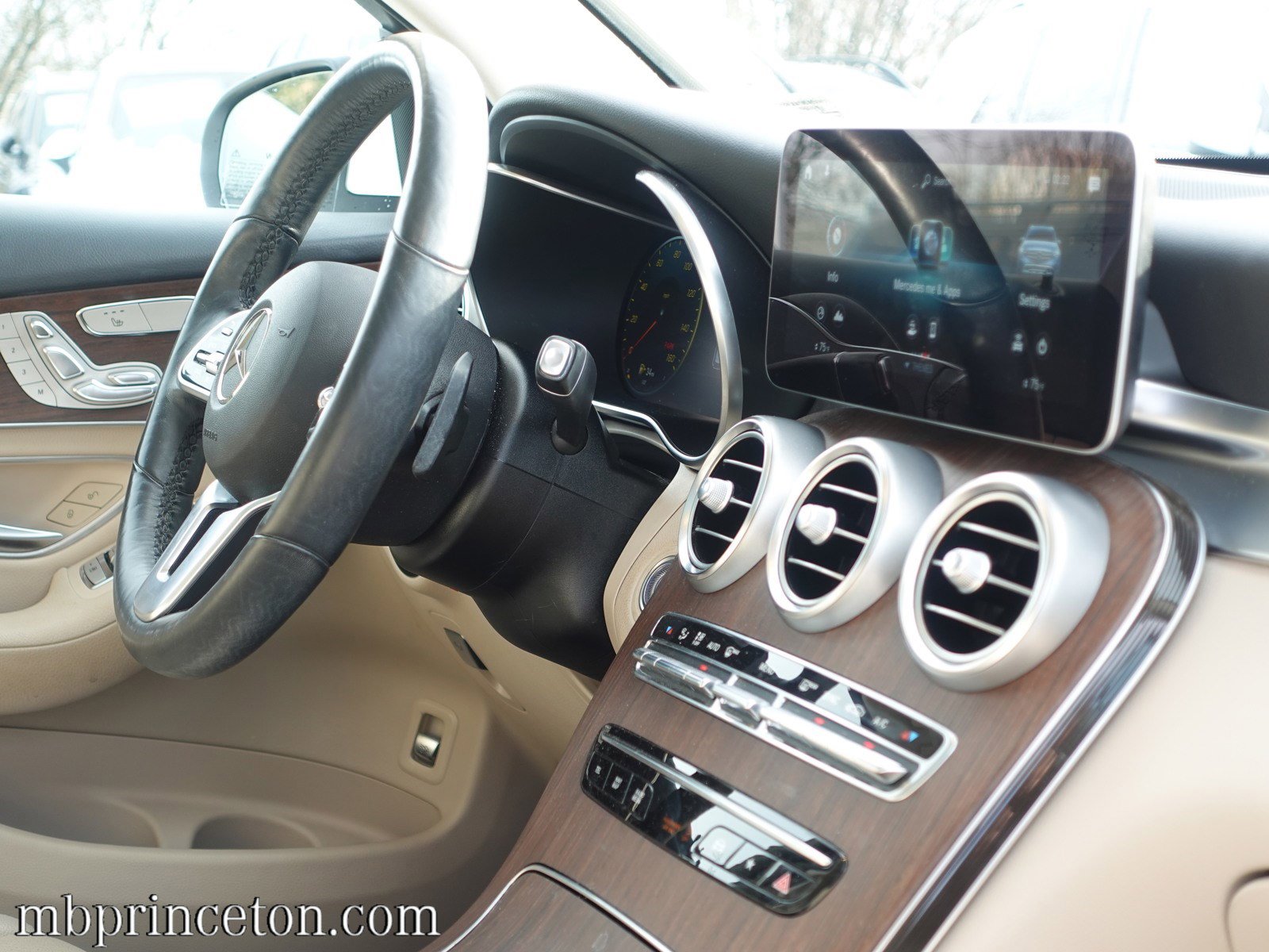 2021 Mercedes Benz GLC 300 photo 9