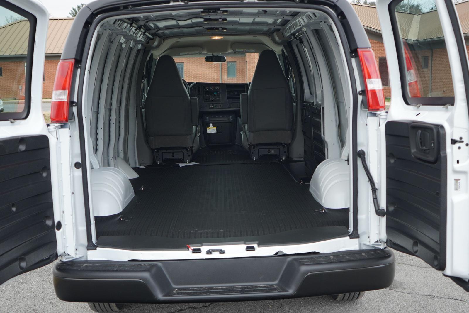 2025 Chevrolet Express Cargo 3500 photo 4