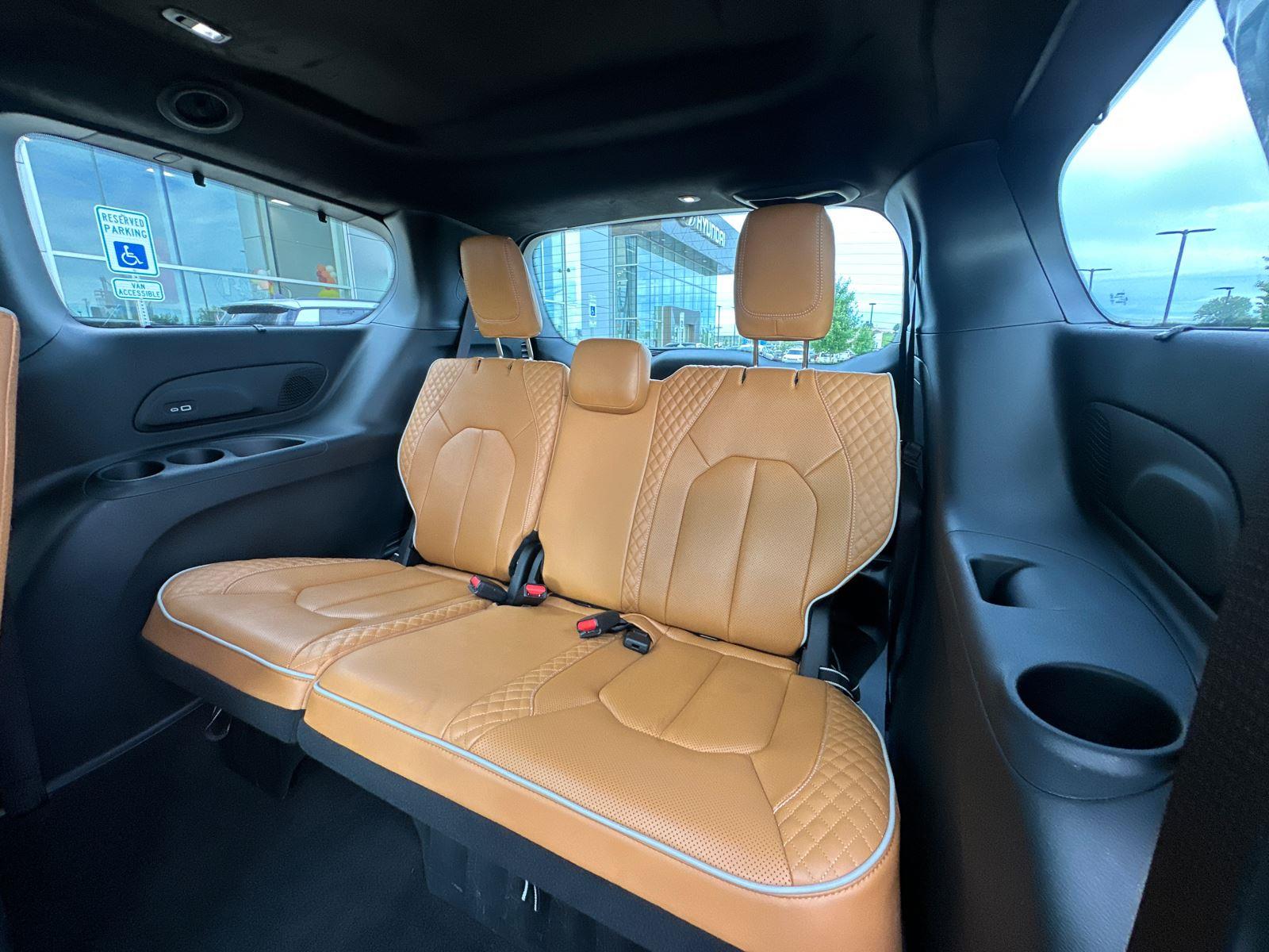 2023 Chrysler Pacifica Hybrid Pinnacle photo 36