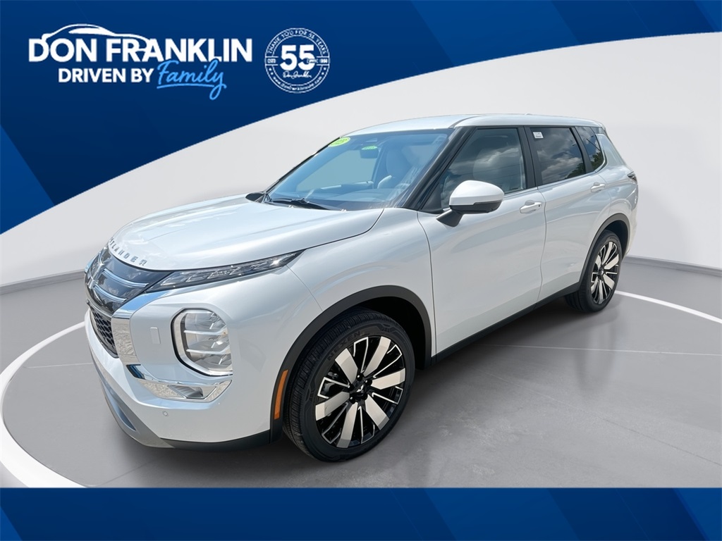 2025 Mitsubishi Outlander SE's photo