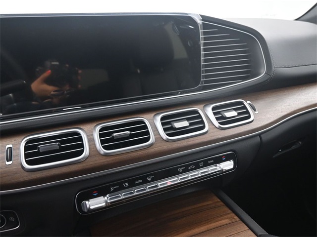 2025 Mercedes Benz GLS 450 4MATIC photo 3