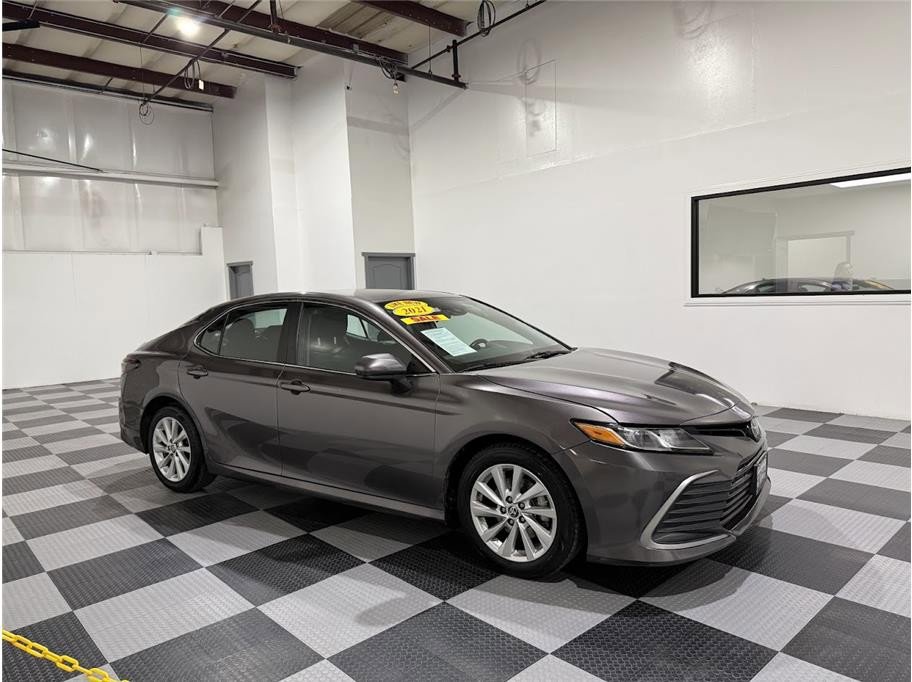 2021 Toyota Camry LE's photo