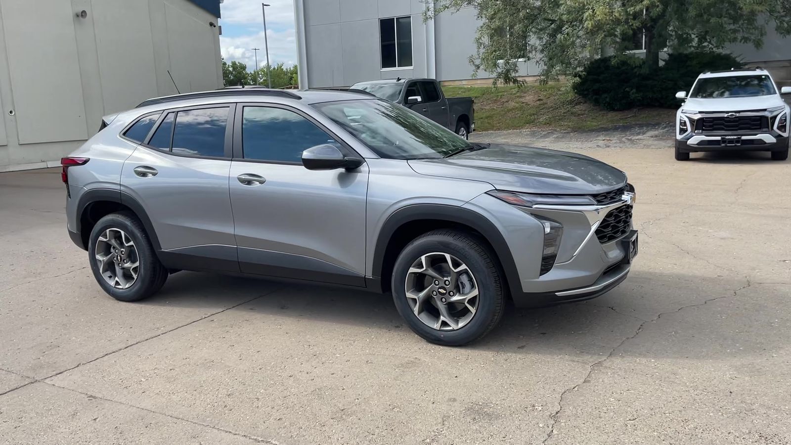 2025 Chevrolet Trax LT photo 2