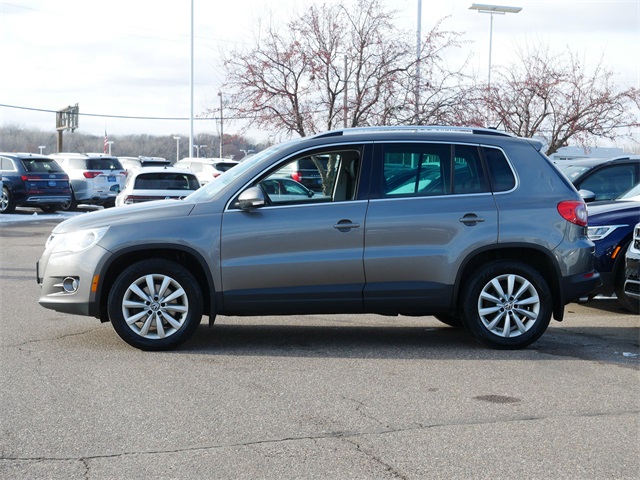 2011 Volkswagen Tiguan SE photo 2