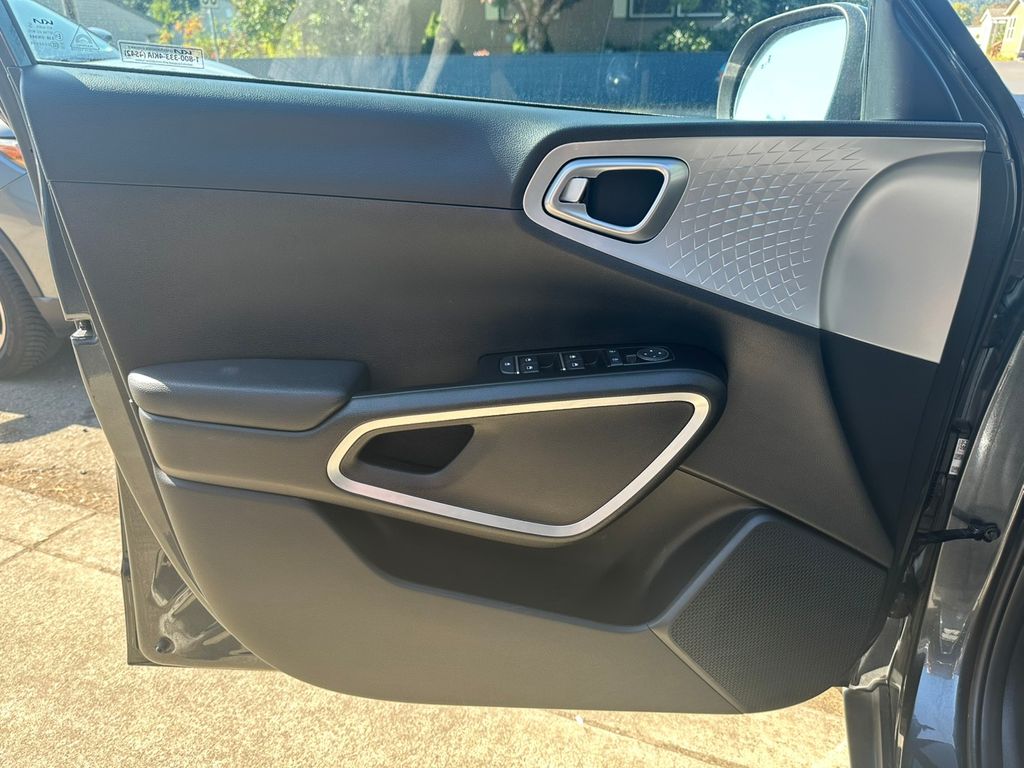 2023 Kia Soul LX photo 12