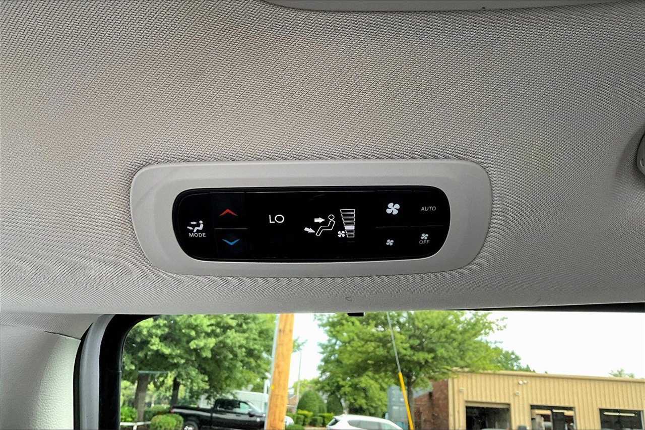 2024 Chrysler Pacifica Touring L photo 14