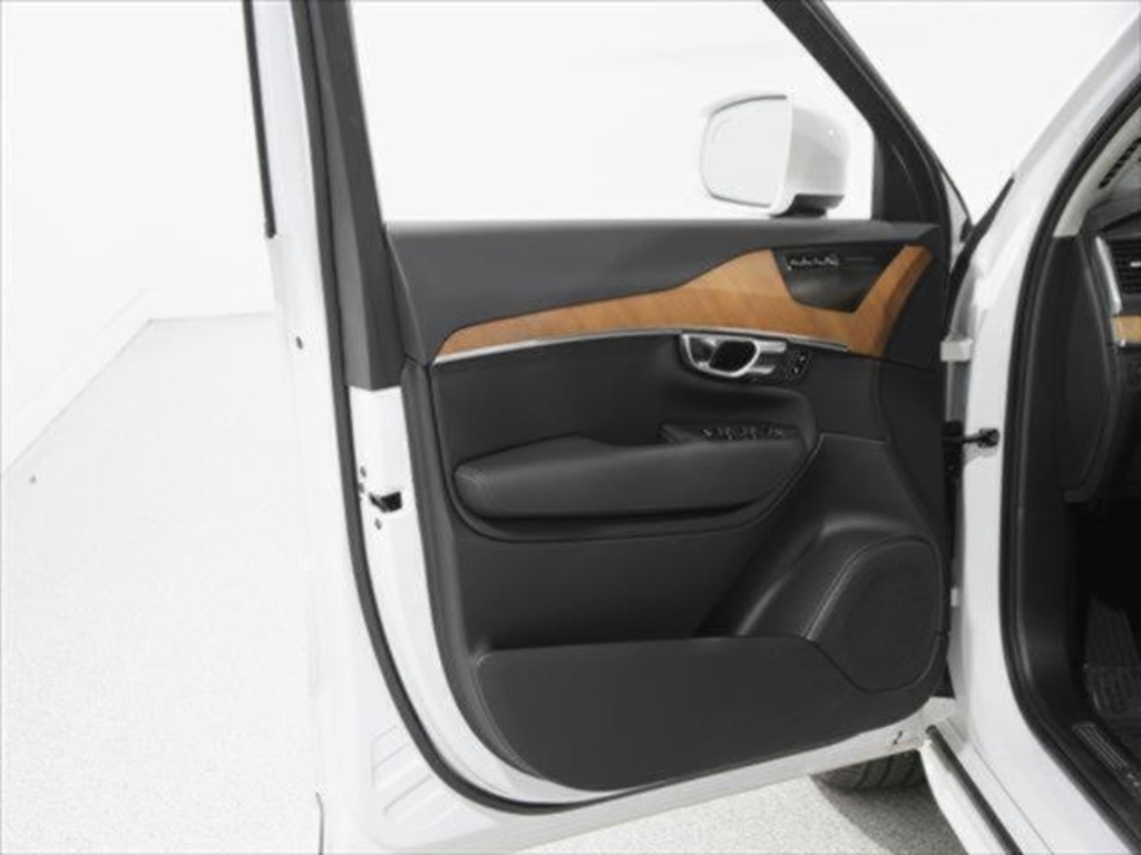 2022 Volvo XC90 T6 AWD Momentum photo 4