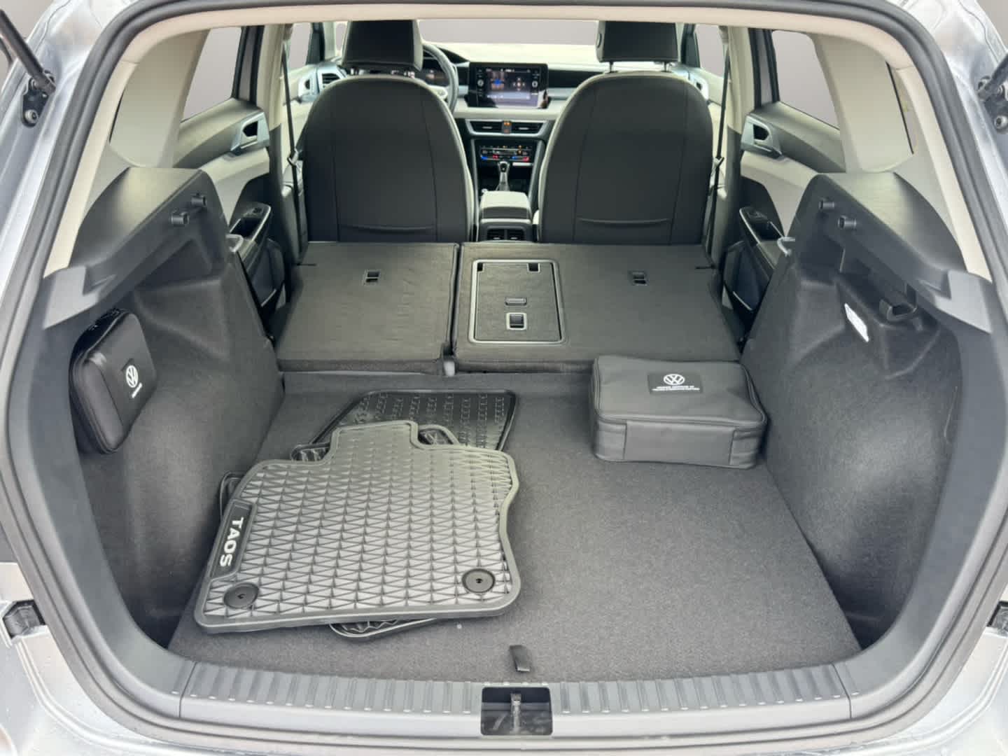 2025 Volkswagen Taos SE photo 32