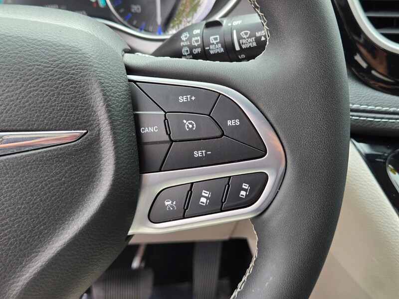 2022 Chrysler Pacifica Touring L photo 17