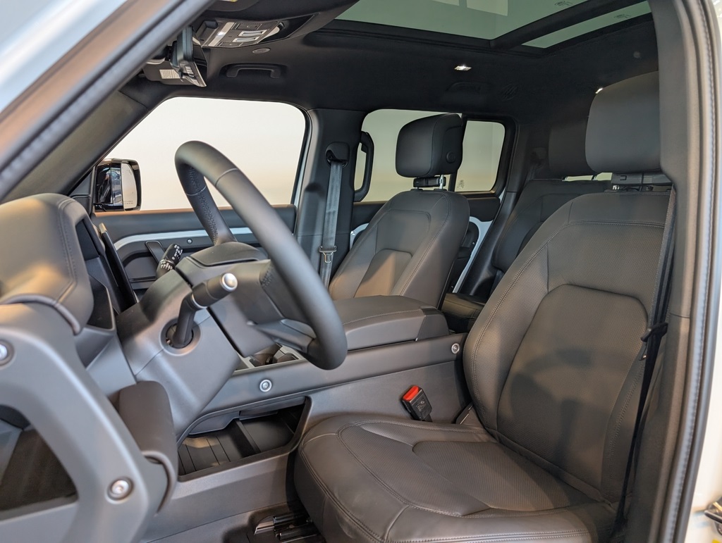 2025 Land Rover Defender 130 X photo 10