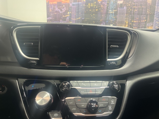2025 Chrysler Voyager LX photo 13