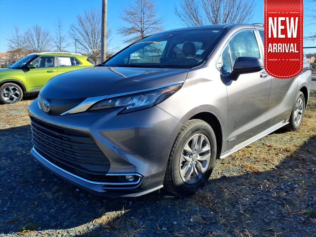 2021 Toyota Sienna XLE's photo