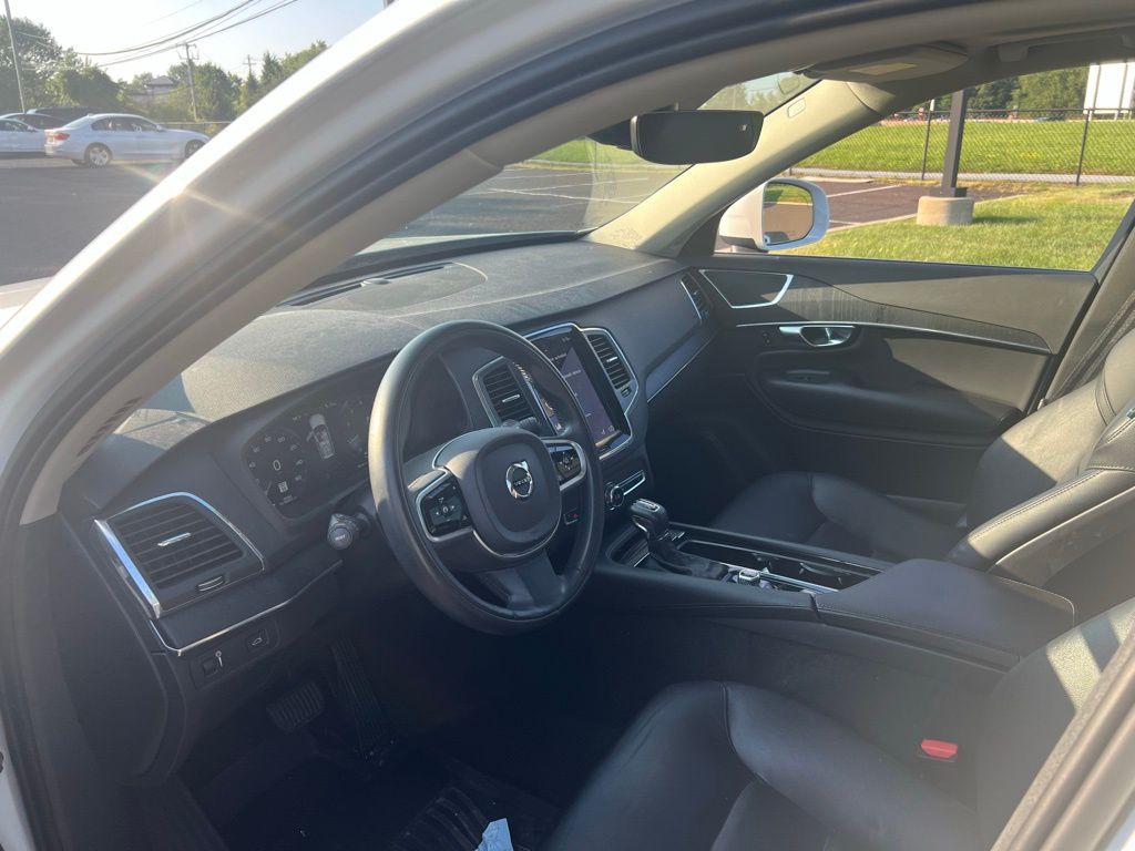 2020 Volvo XC90 T5 Momentum photo 2