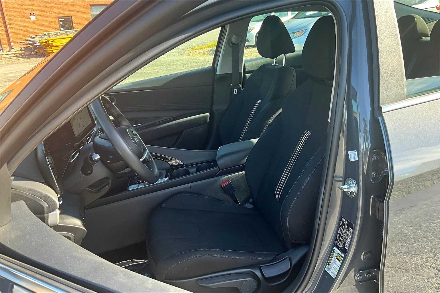 2024 Hyundai Elantra SEL Convenience photo 7
