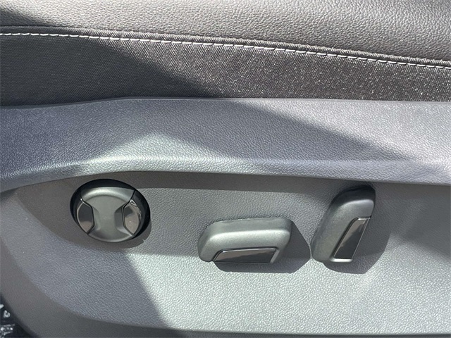 2025 Volkswagen Taos SE photo 12