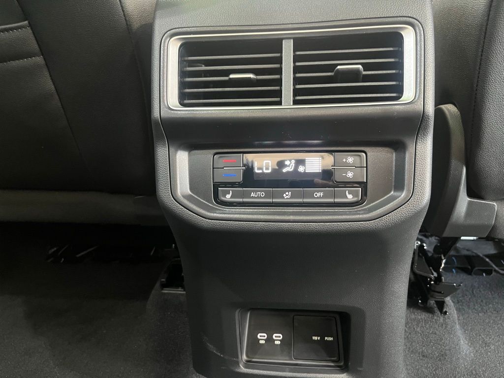 2025 Volkswagen Atlas SEL Premium R-Line photo 24