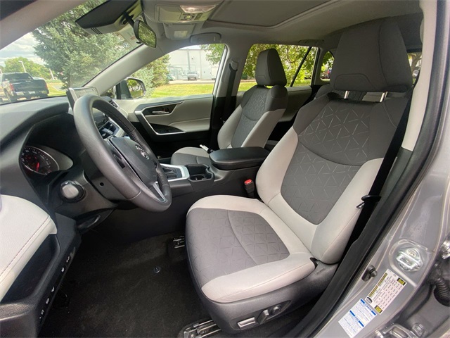 2022 Toyota RAV4 XLE photo 3