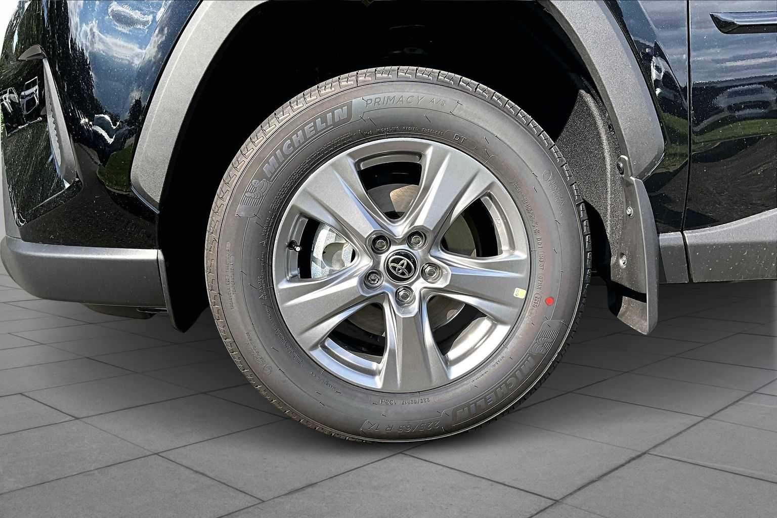 2025 Toyota RAV4 XLE photo 10