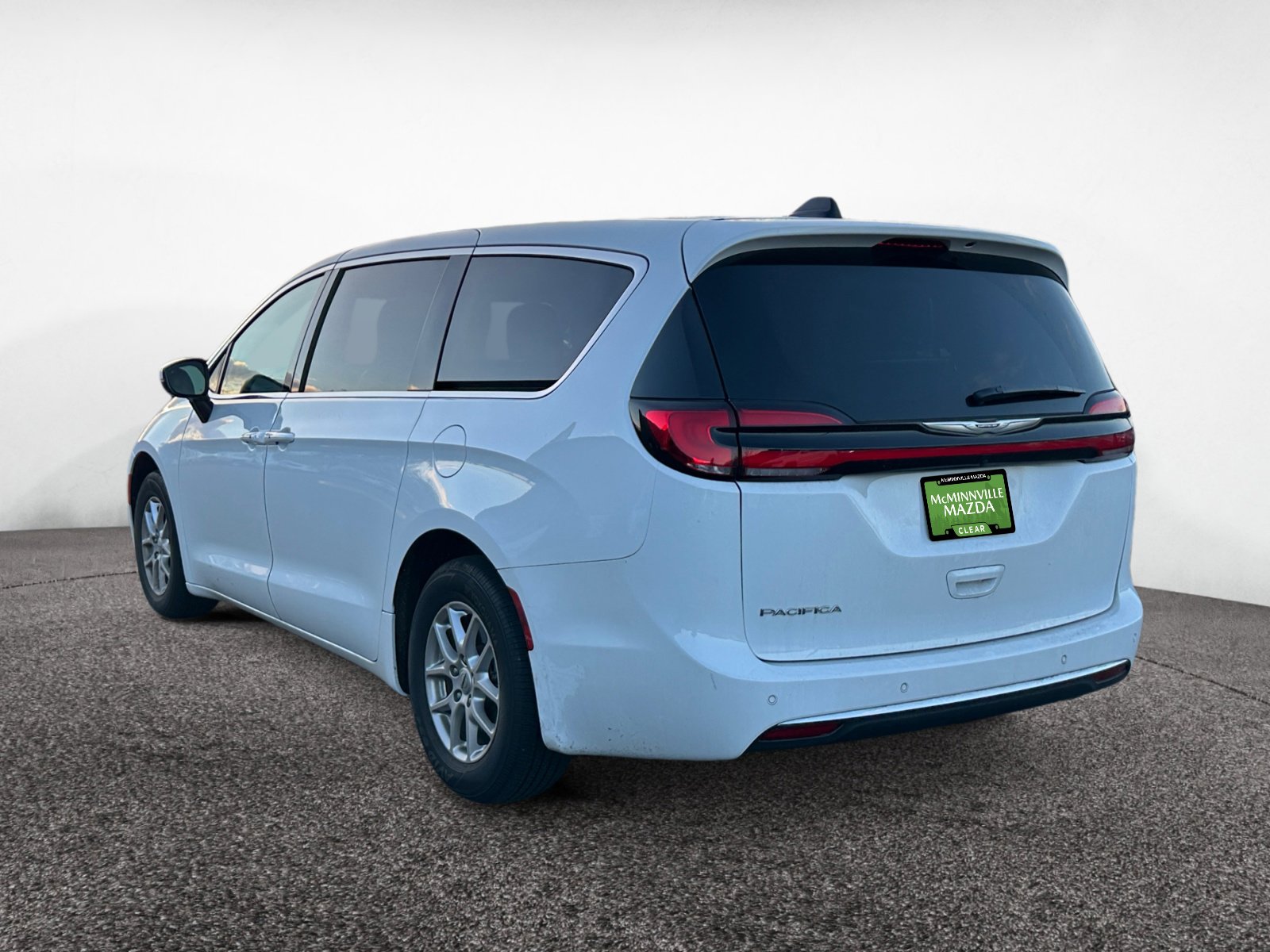 2023 Chrysler Pacifica Touring L photo 3