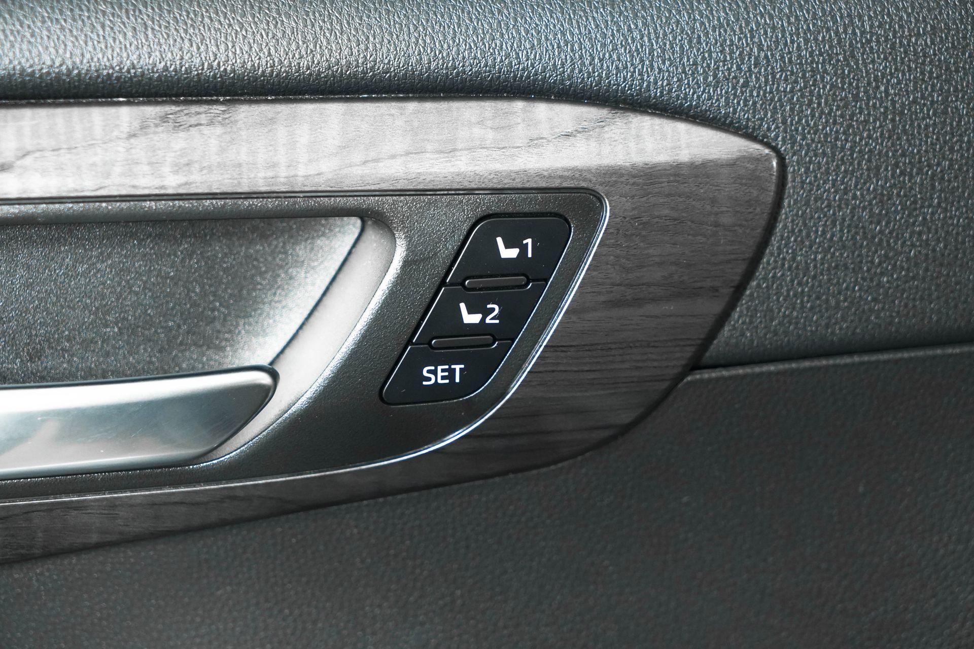 2023 Toyota Highlander L photo 16
