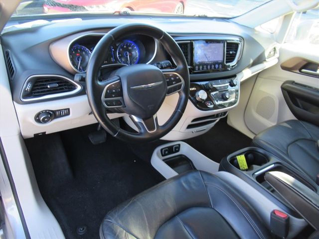 2017 Chrysler Pacifica Touring L photo 13