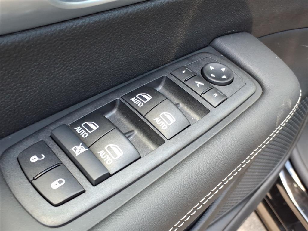 2026 Chrysler Pacifica Limited photo 3