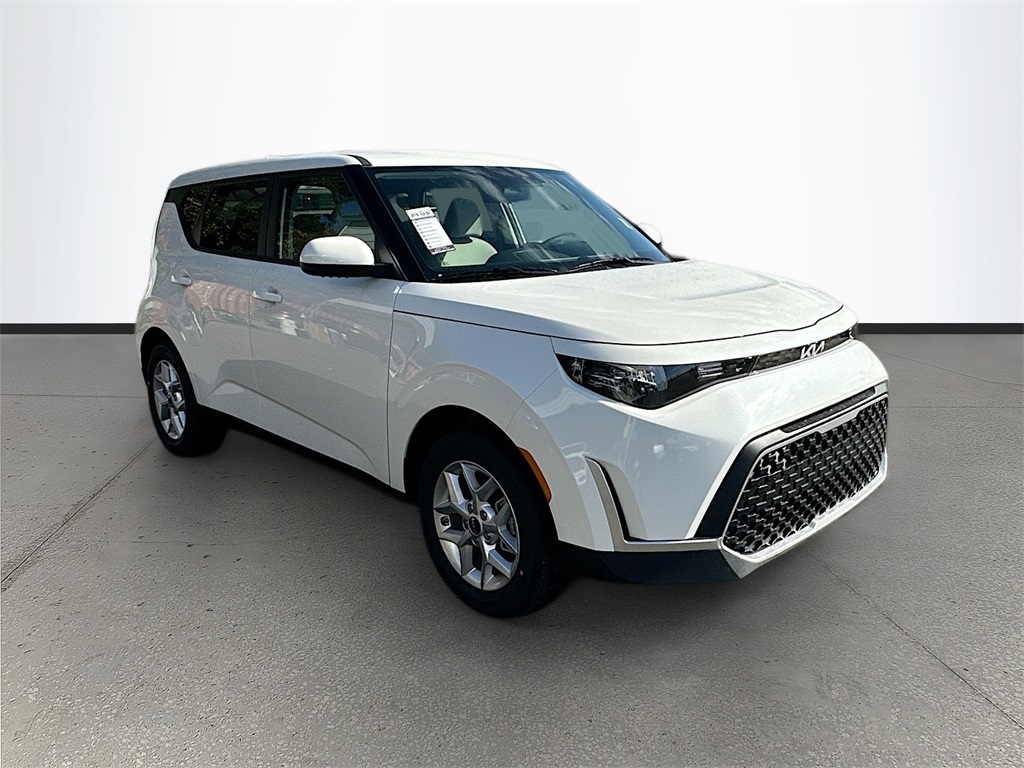 2025 Kia Soul LX's photo