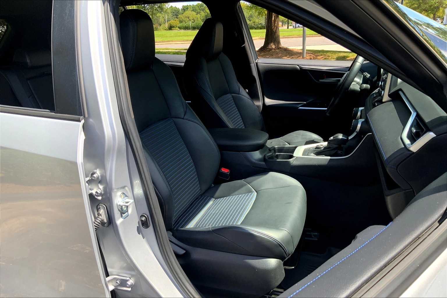 2021 Toyota RAV4 Hybrid XSE photo 6
